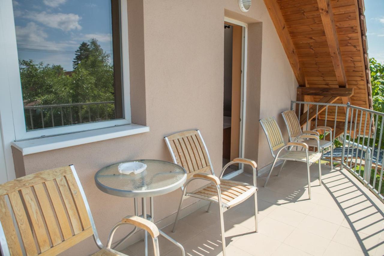 Pelso Panzio Bed & Breakfast Balatonmariafurdo Exterior photo