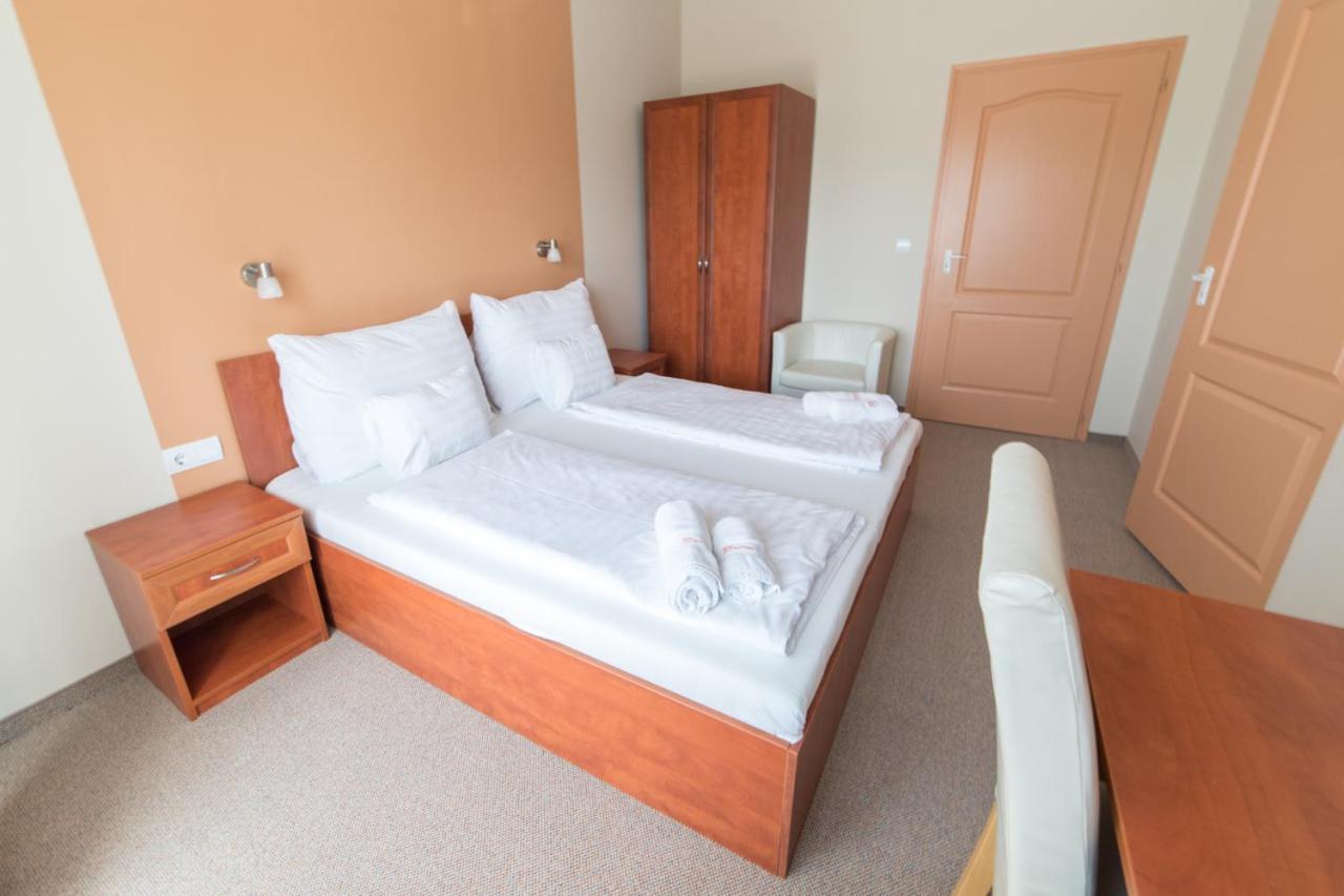 Pelso Panzio Bed & Breakfast Balatonmariafurdo Exterior photo