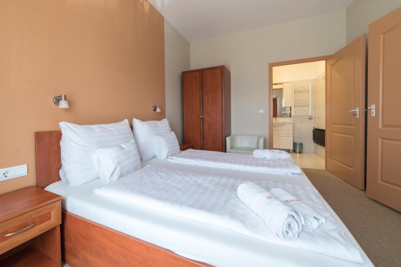 Pelso Panzio Bed & Breakfast Balatonmariafurdo Exterior photo