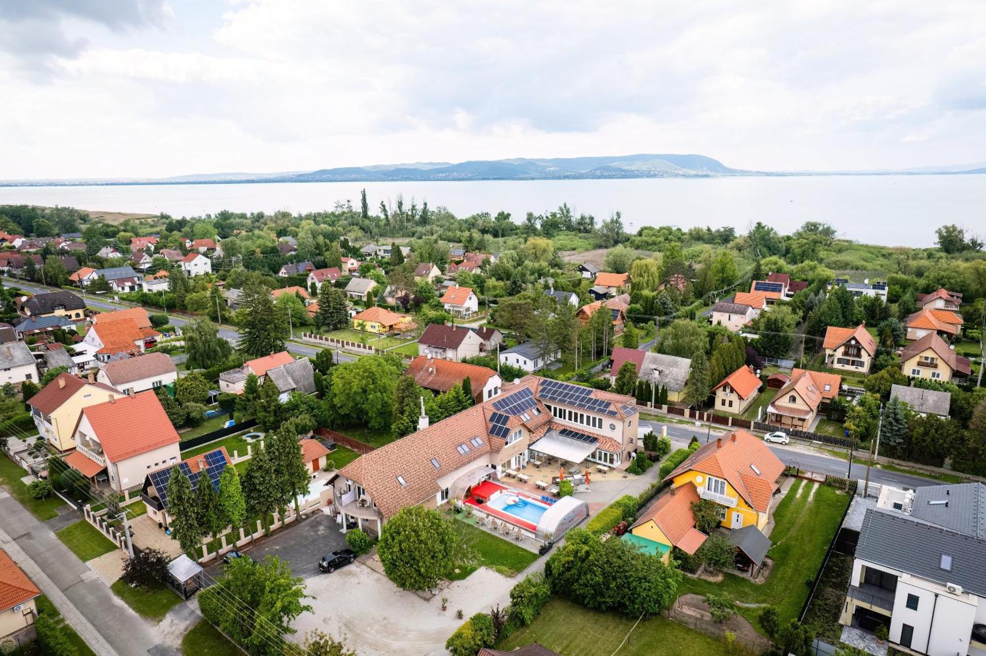 Pelso Panzio Bed & Breakfast Balatonmariafurdo Exterior photo