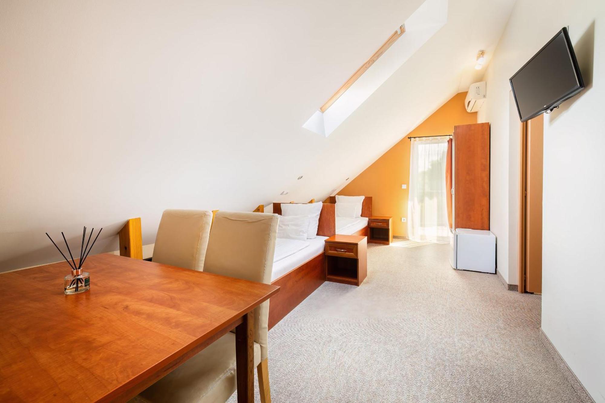 Pelso Panzio Bed & Breakfast Balatonmariafurdo Exterior photo
